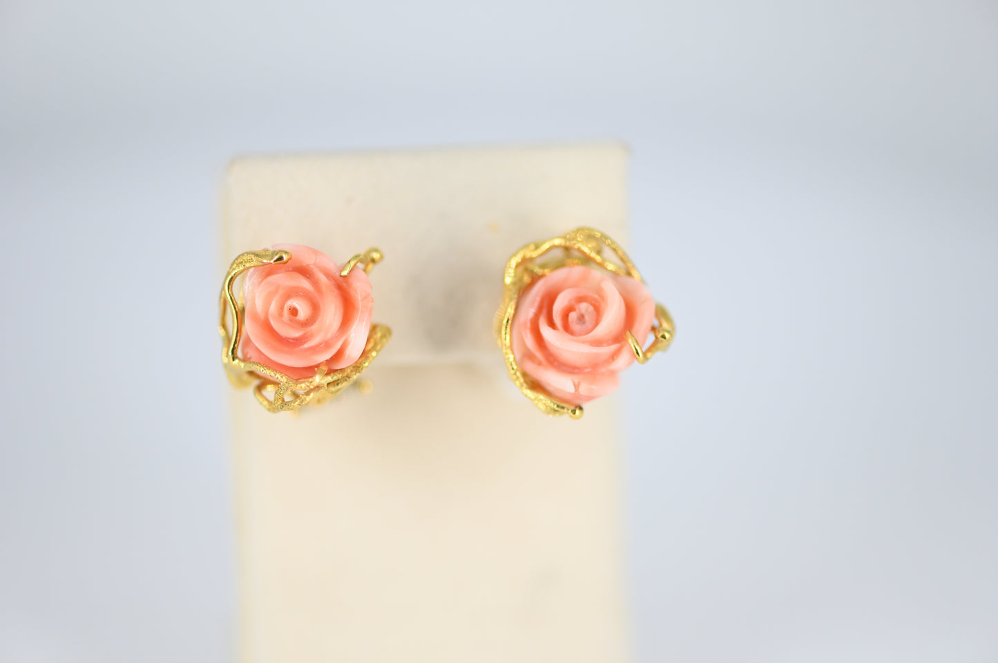 Orecchini in oro con corallo rosa