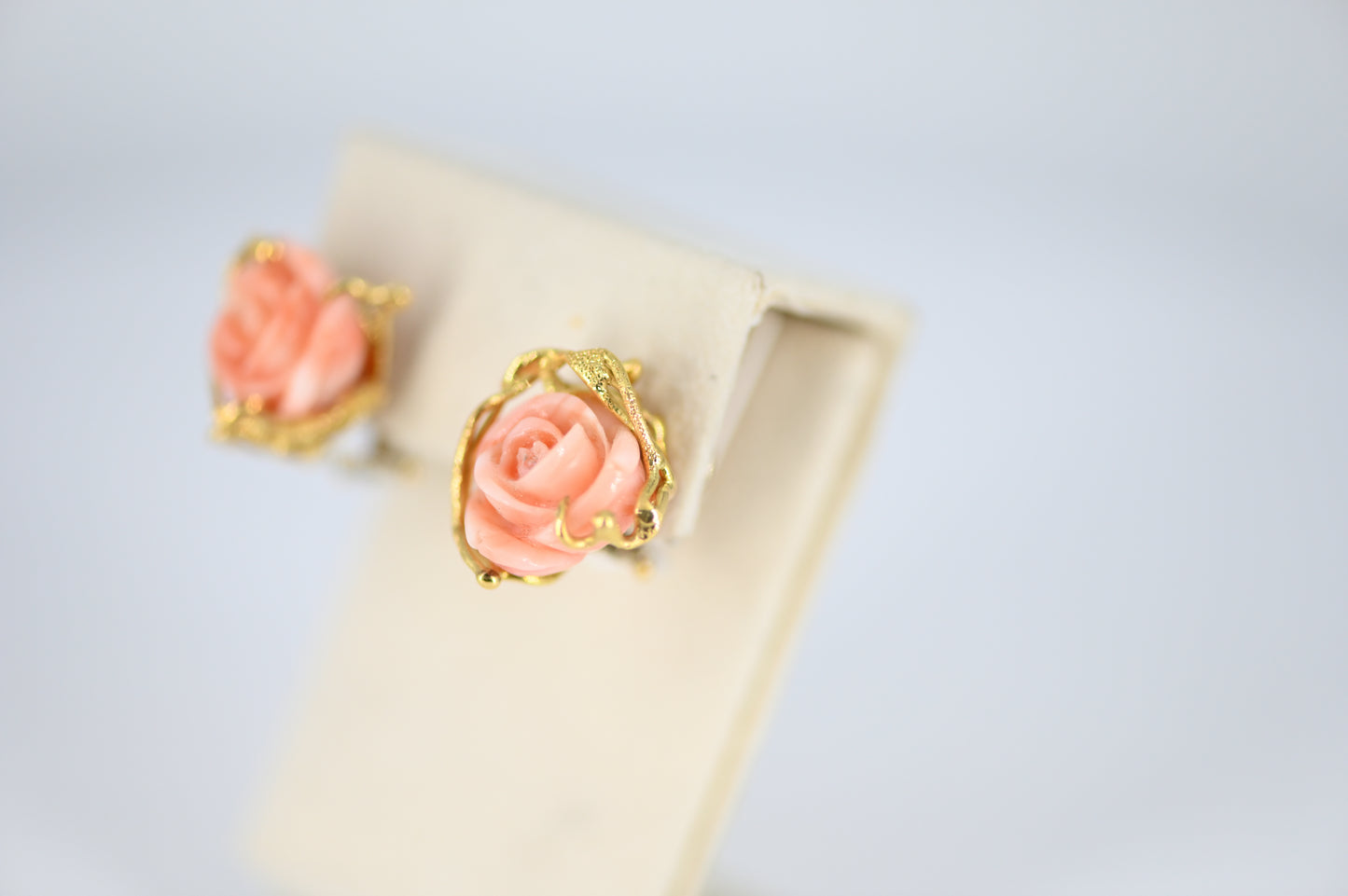 Orecchini in oro con corallo rosa