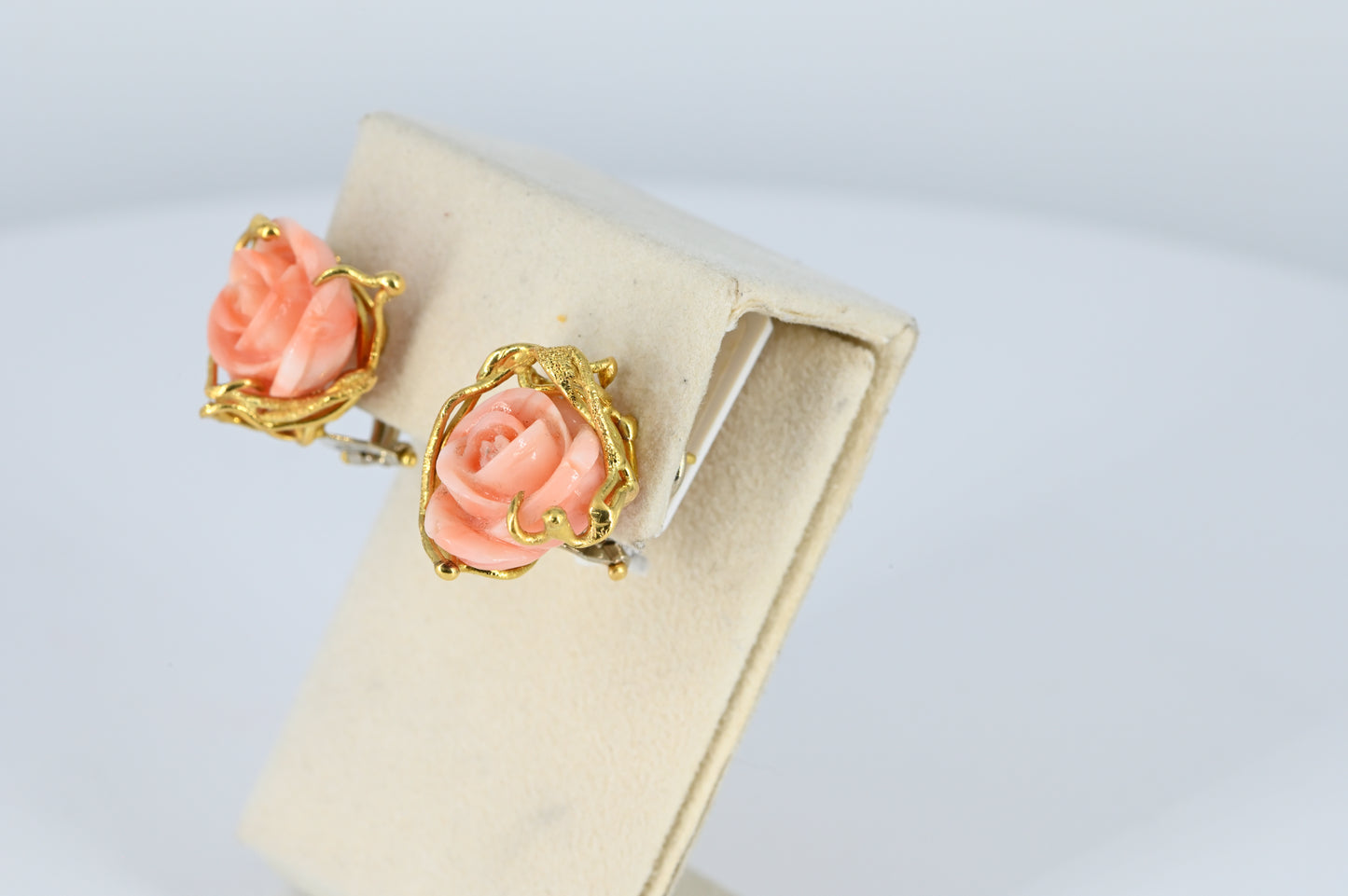 Orecchini in oro con corallo rosa