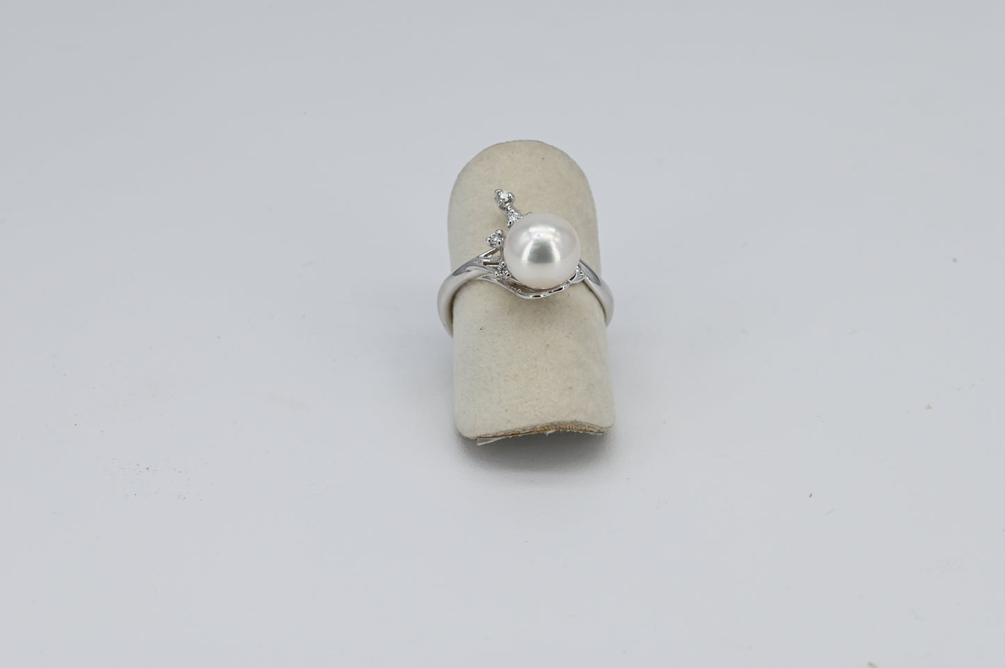 Anello oro bianco con perla coltivata e diamanti