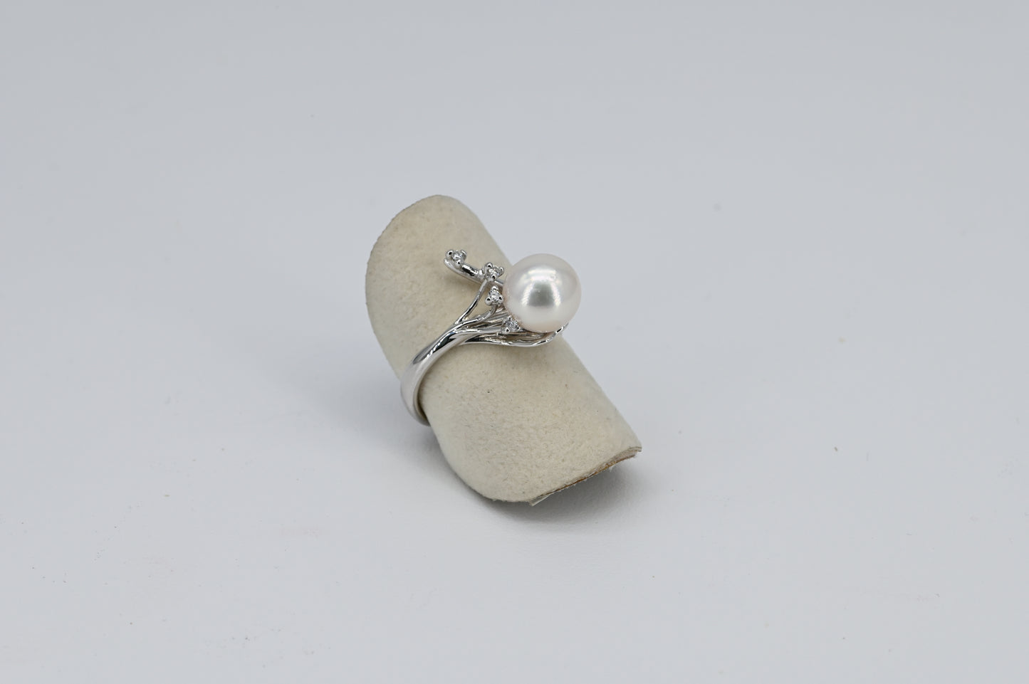Anello oro bianco con perla coltivata e diamanti