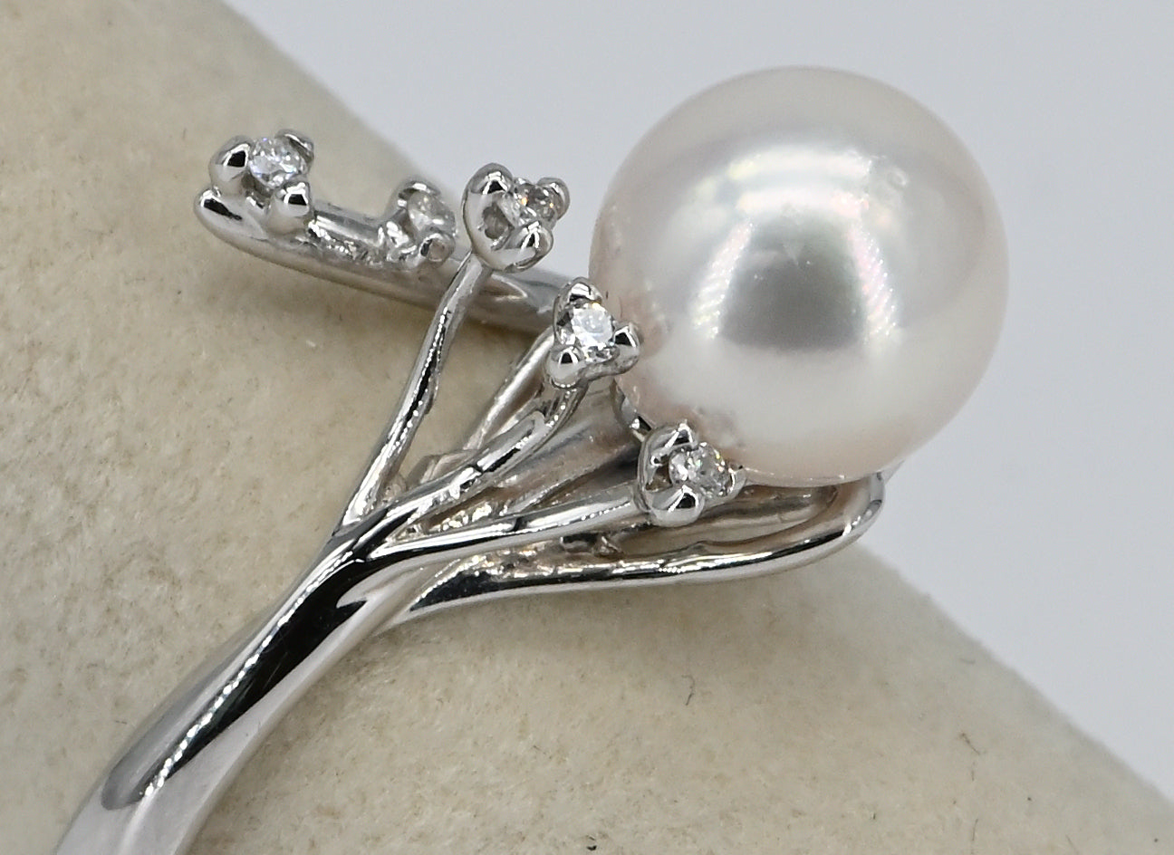 Anello oro bianco con perla coltivata e diamanti