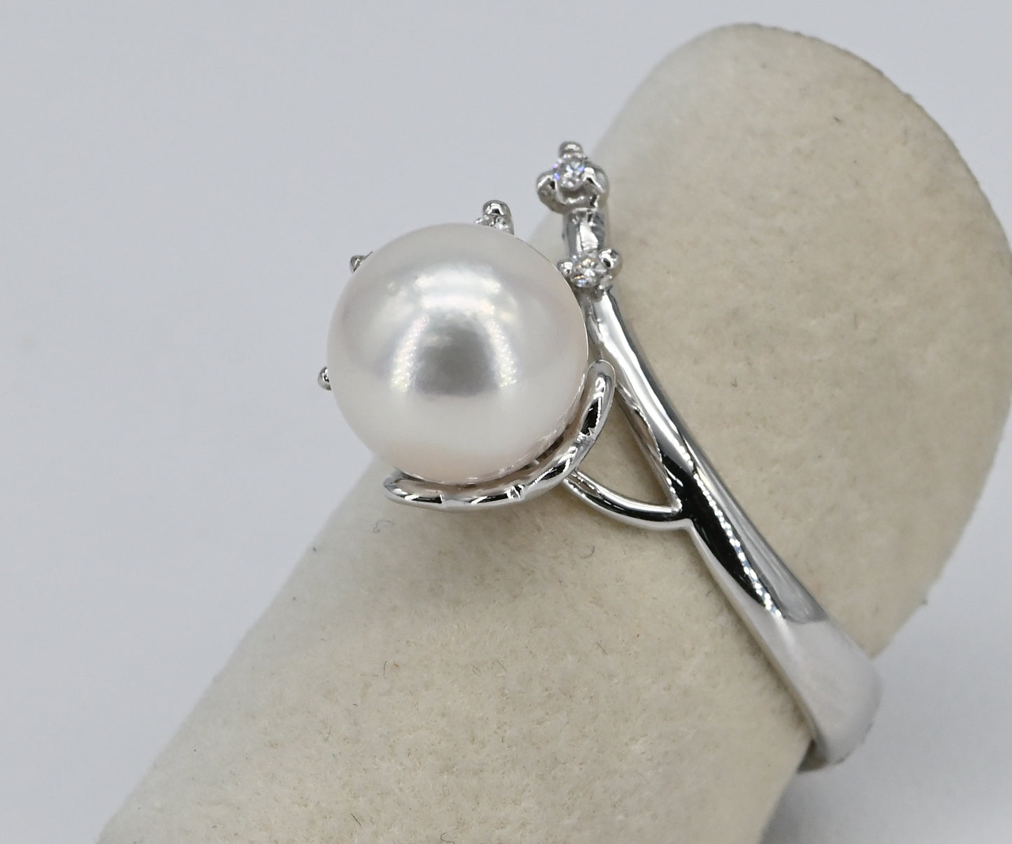 Anello oro bianco con perla coltivata e diamanti