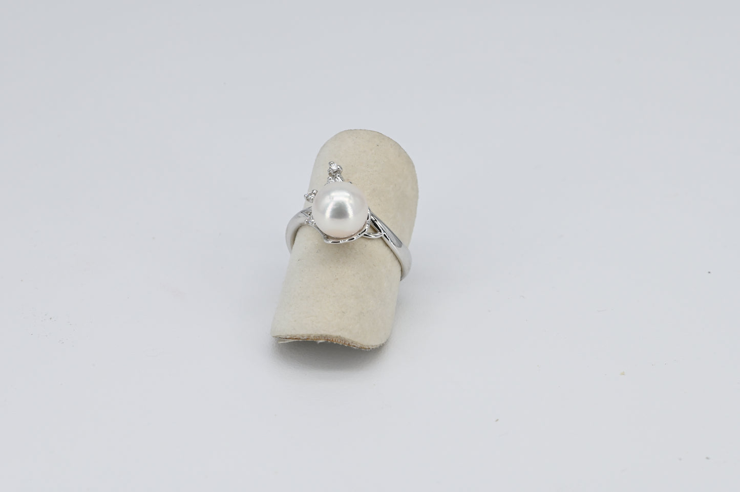 Anello oro bianco con perla coltivata e diamanti