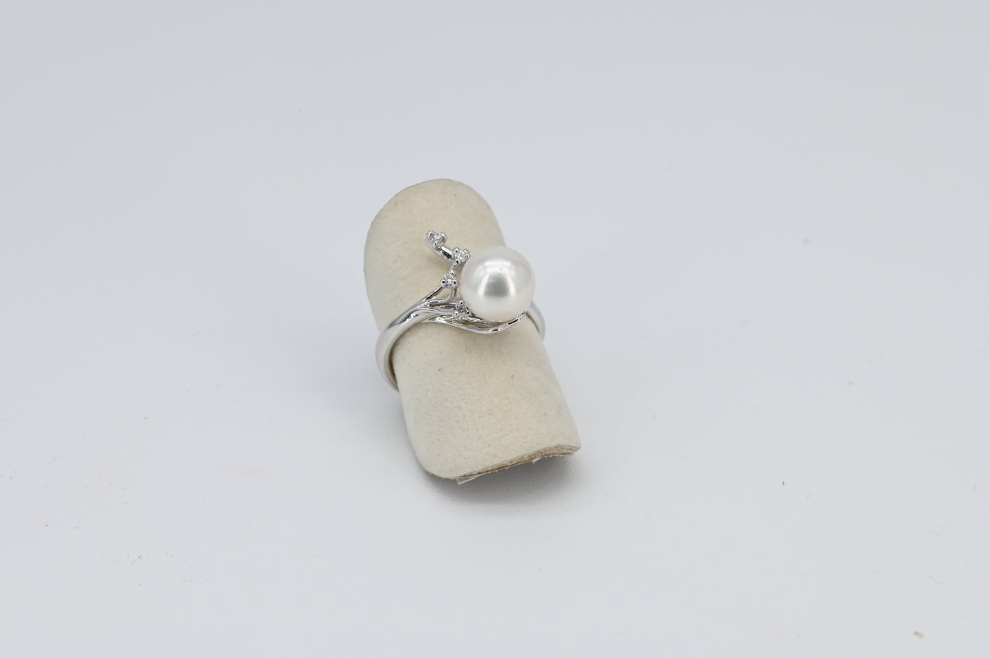 Anello oro bianco con perla coltivata e diamanti