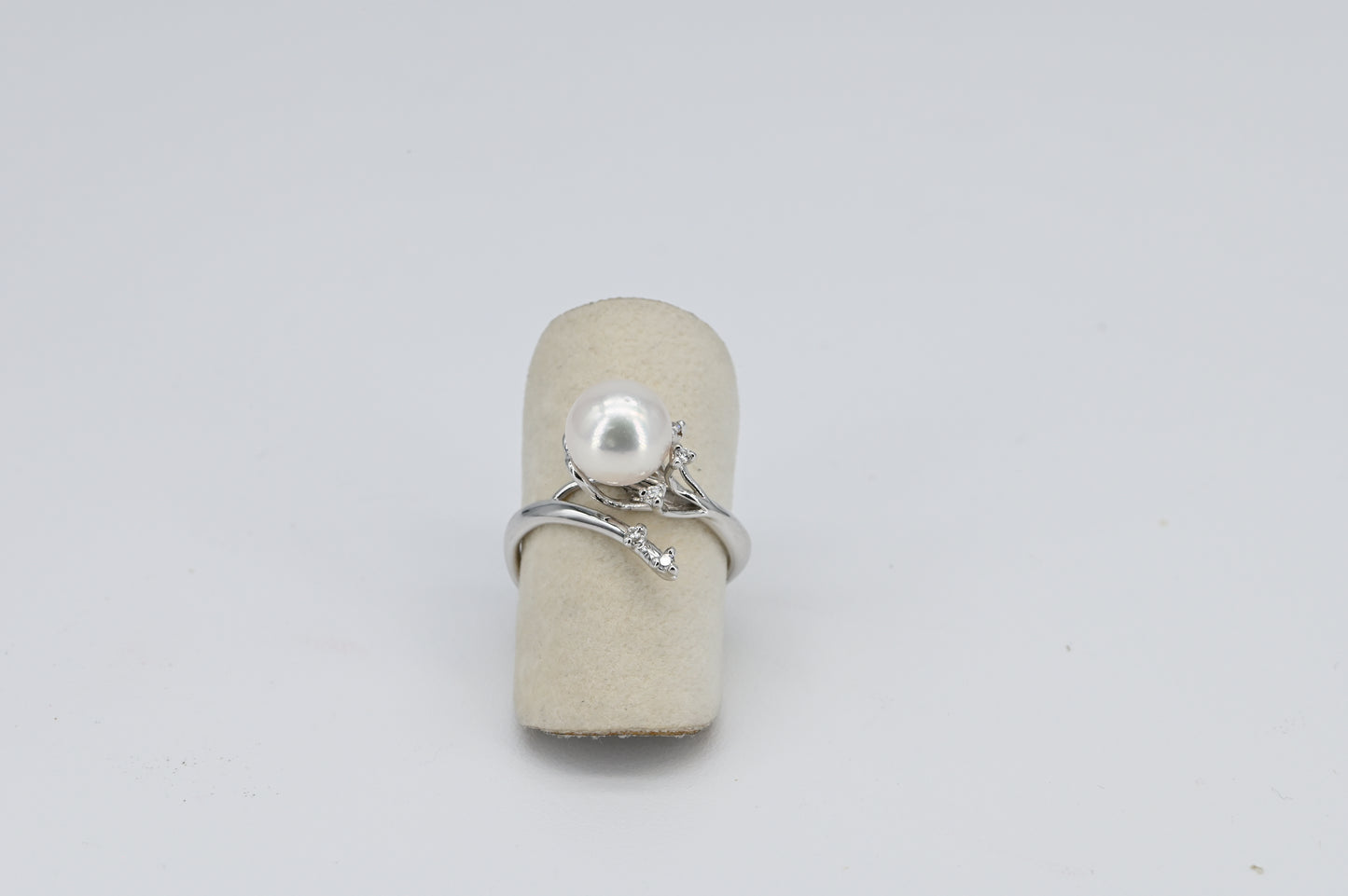Anello oro bianco con perla coltivata e diamanti
