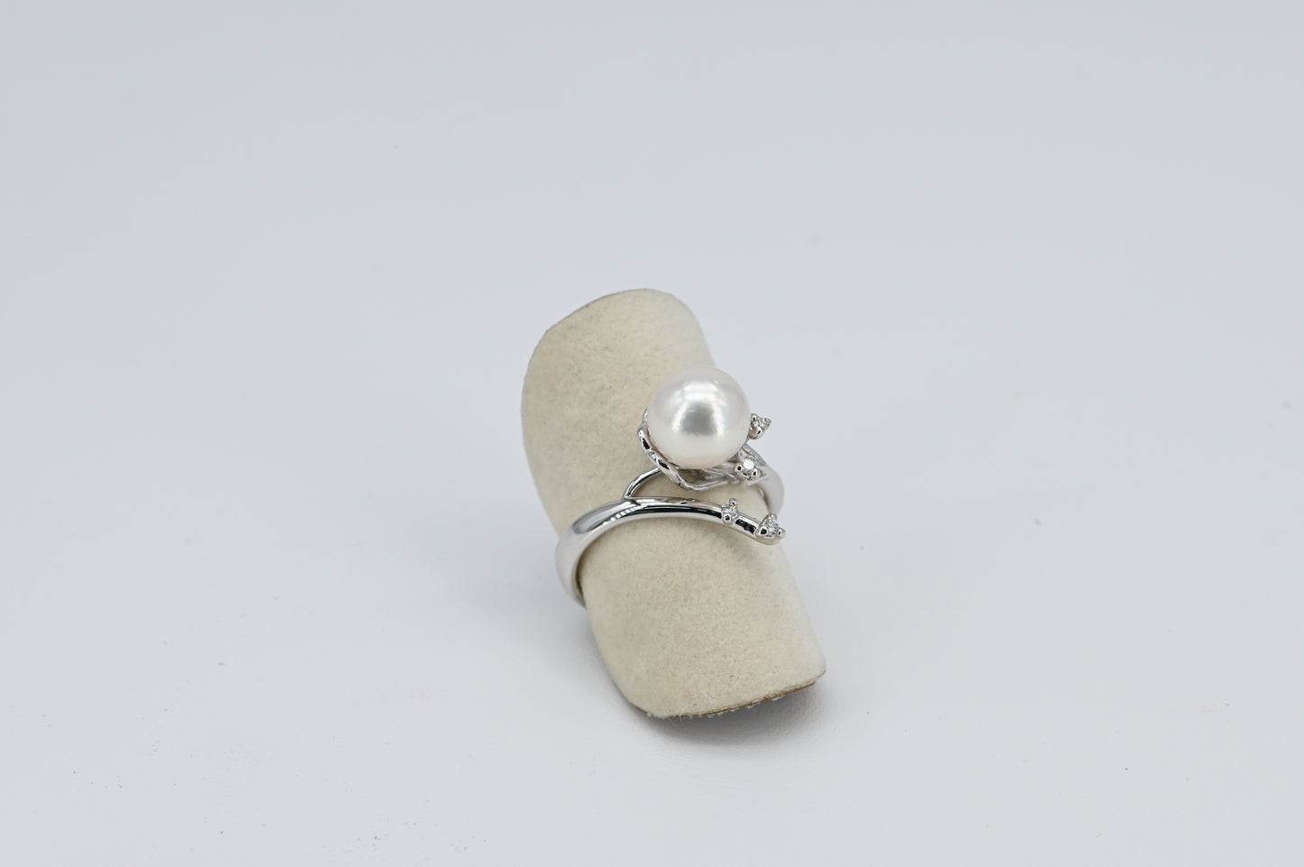 Anello oro bianco con perla coltivata e diamanti