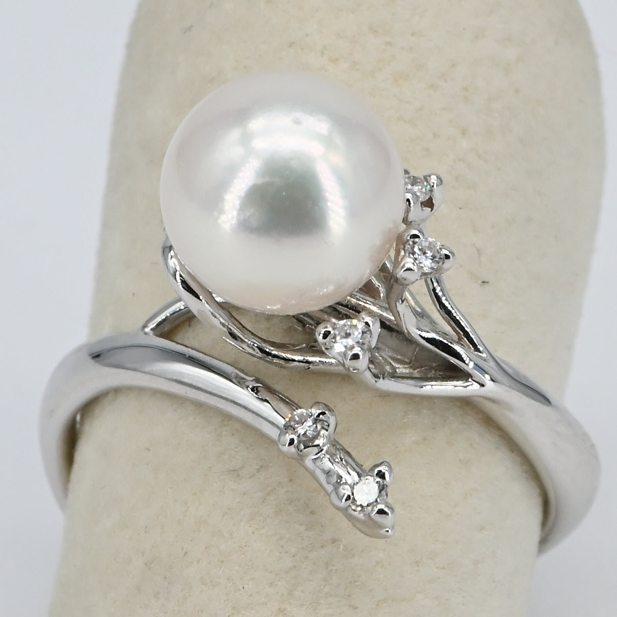 Anello oro bianco con perla coltivata e diamanti