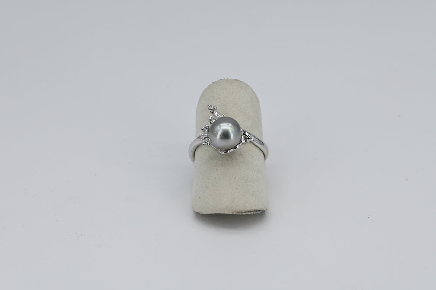 Anello oro bianco con perla nera e diamanti