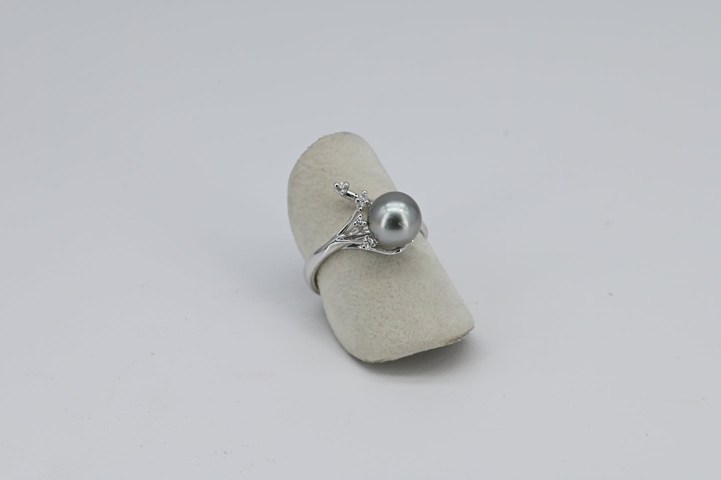 Anello oro bianco con perla nera e diamanti