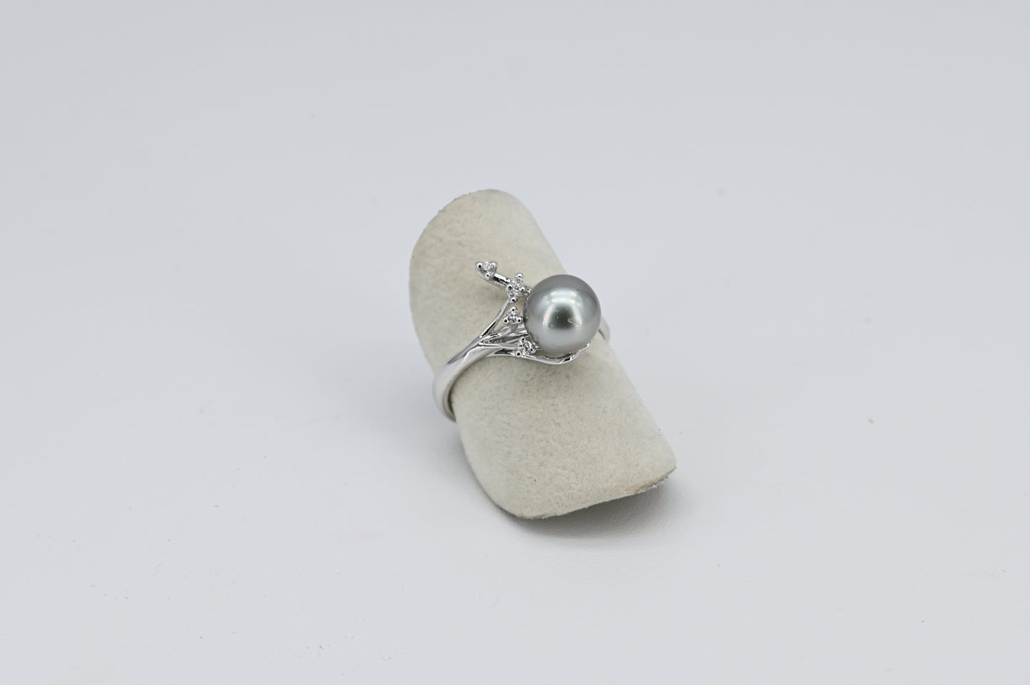 Anello oro bianco con perla nera e diamanti