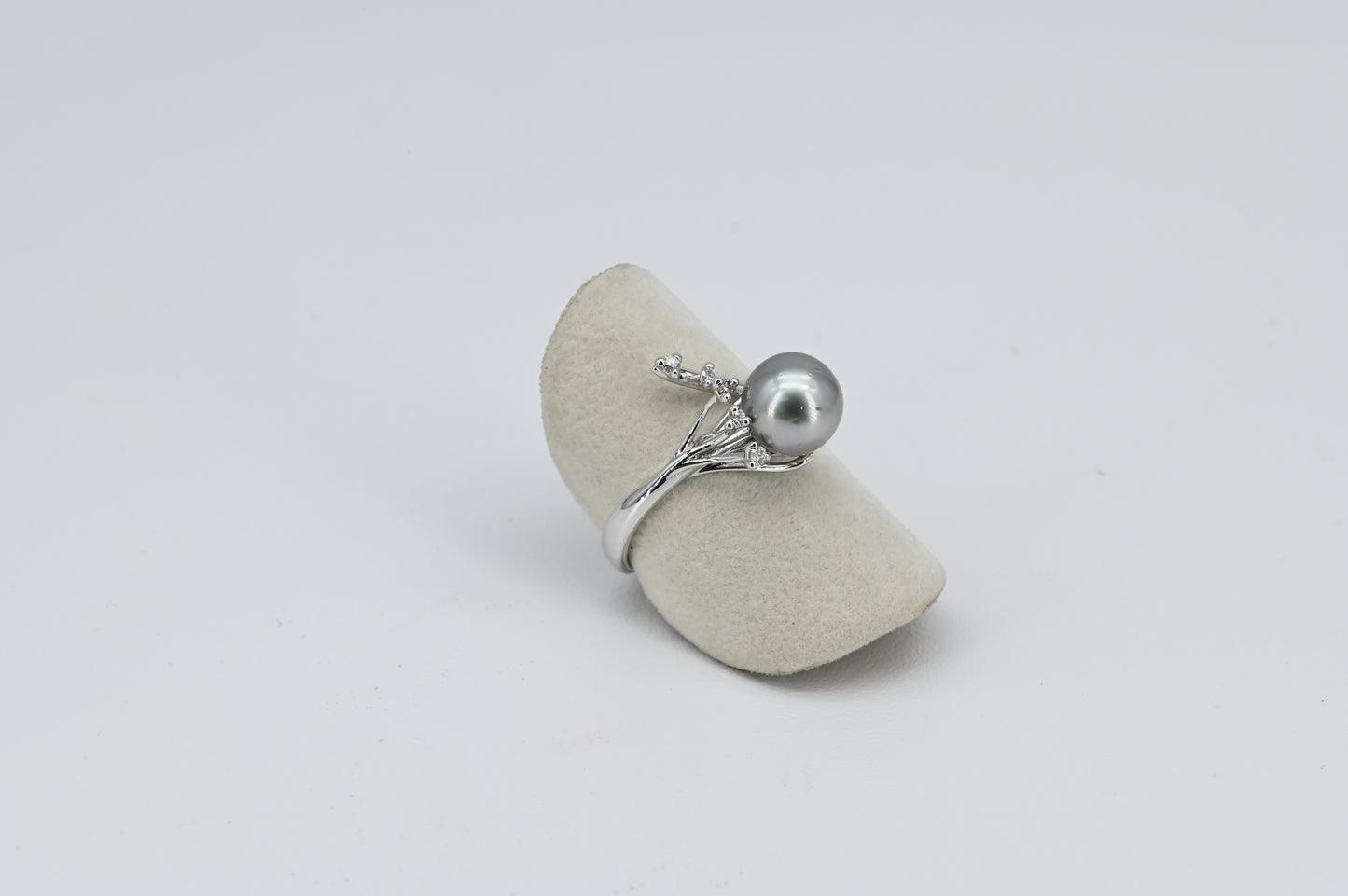Anello oro bianco con perla nera e diamanti
