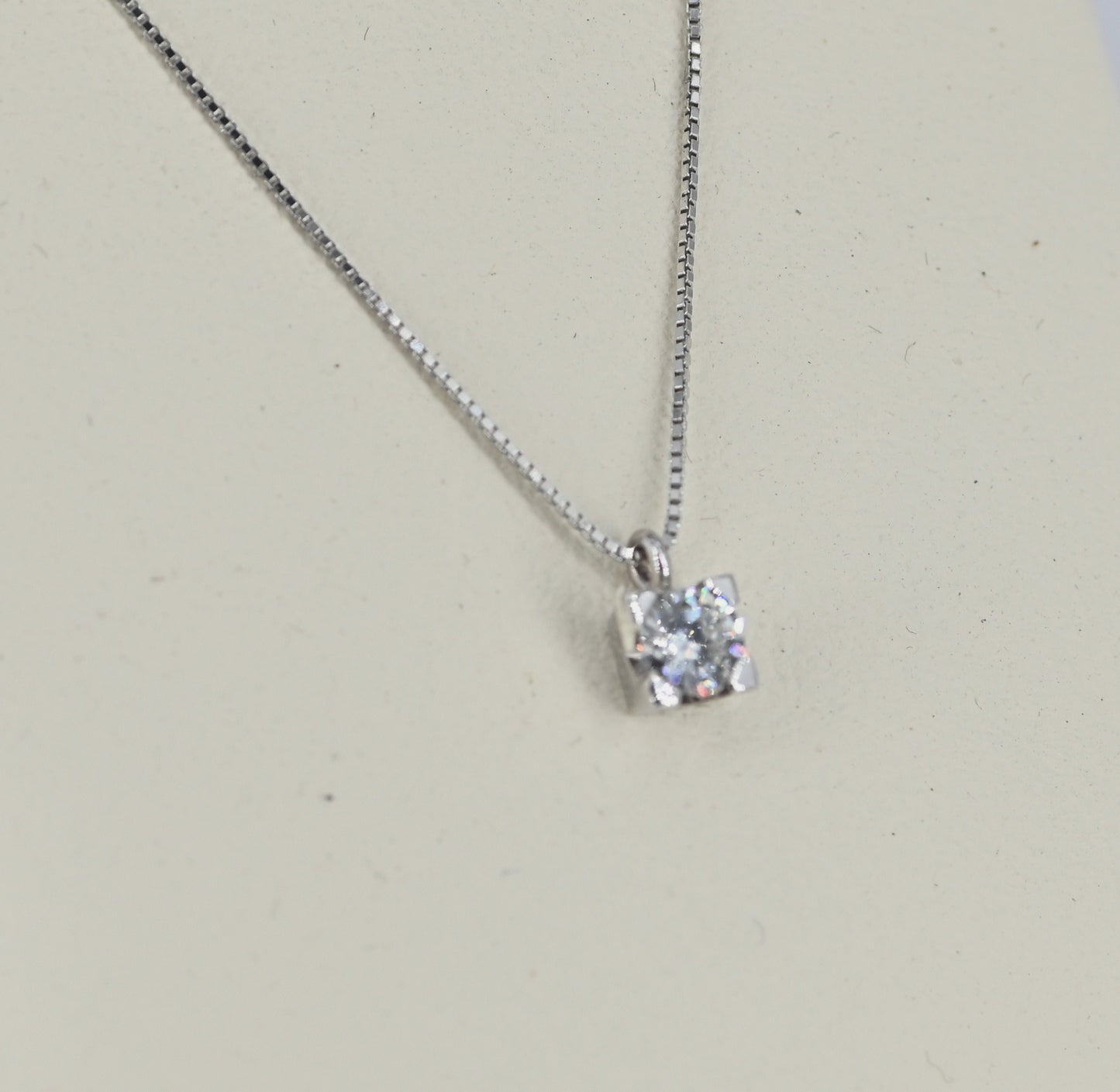 Collana con ciondolo diamanti