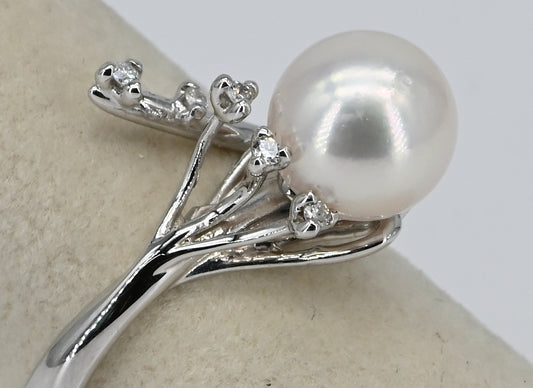 Anello oro bianco con perla coltivata e diamanti
