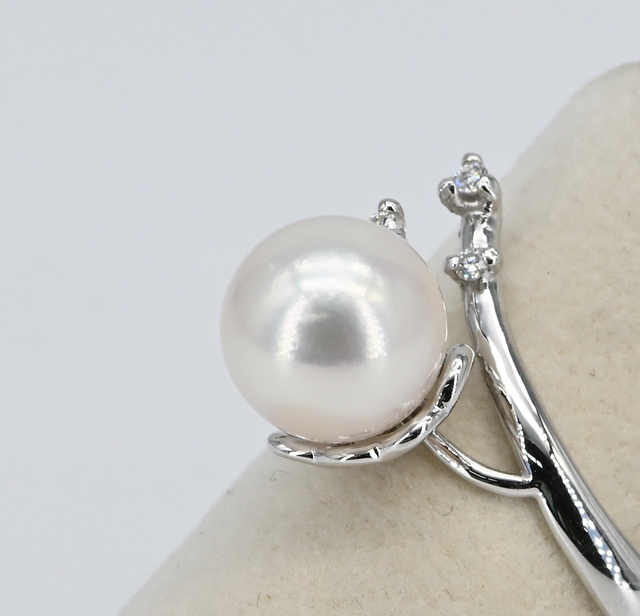 Anello oro bianco con perla coltivata e diamanti