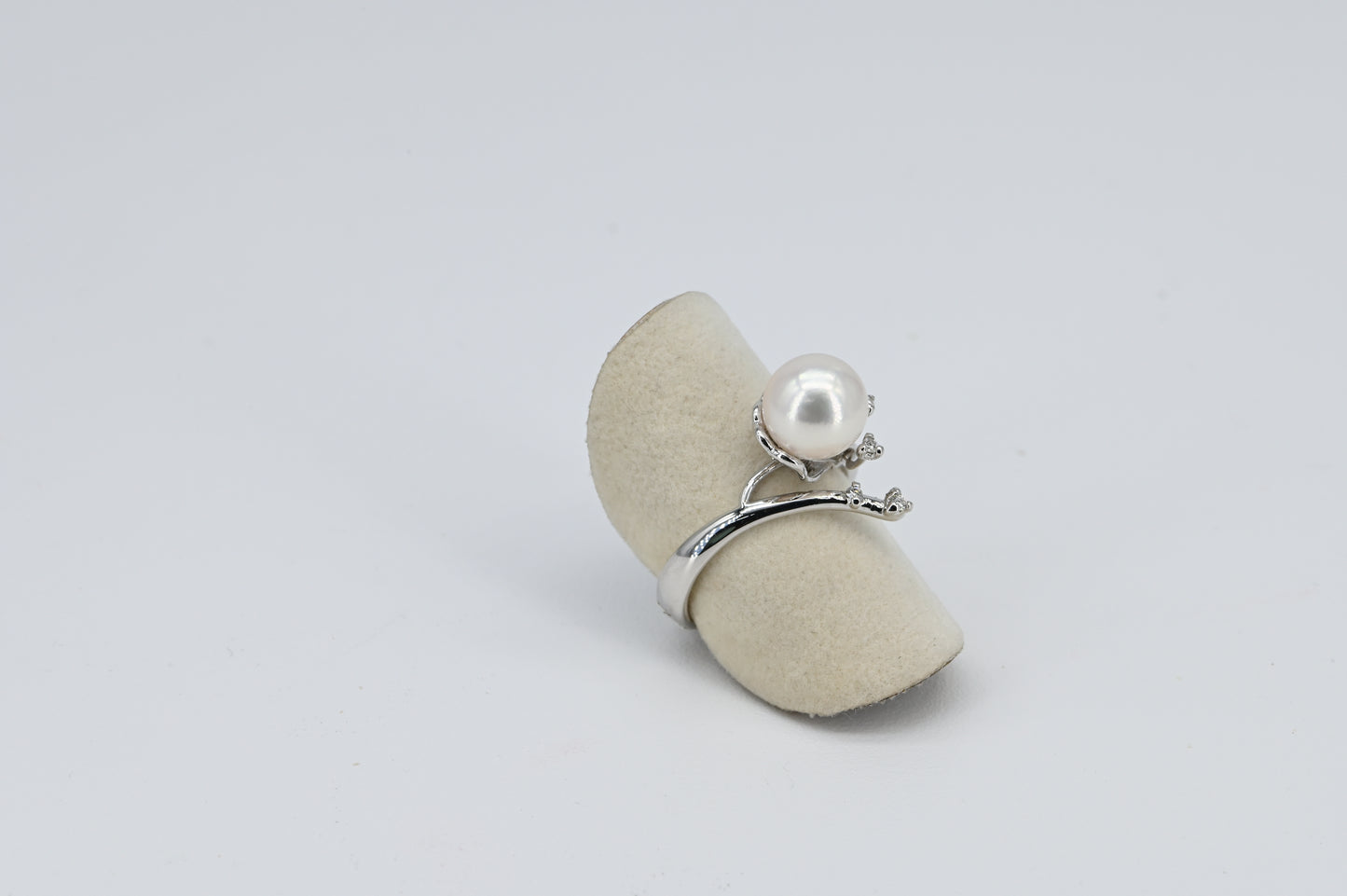 Anello oro bianco con perla coltivata e diamanti