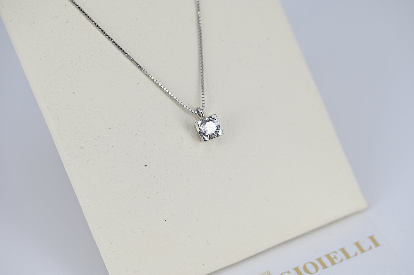 Collana con ciondolo diamanti